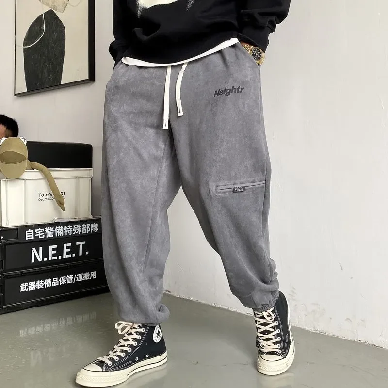 Большой размер, плюшевые бархатные утолщенные длинные брюки для красивых завязок, тонкие супер свободные мужские замшевые шаровары High Street 
Большой размер, плюшевые бархатные утолщенные длинные брюки для красивых завязок, тонкие супер свободные мужские замшевые шаровары High Street