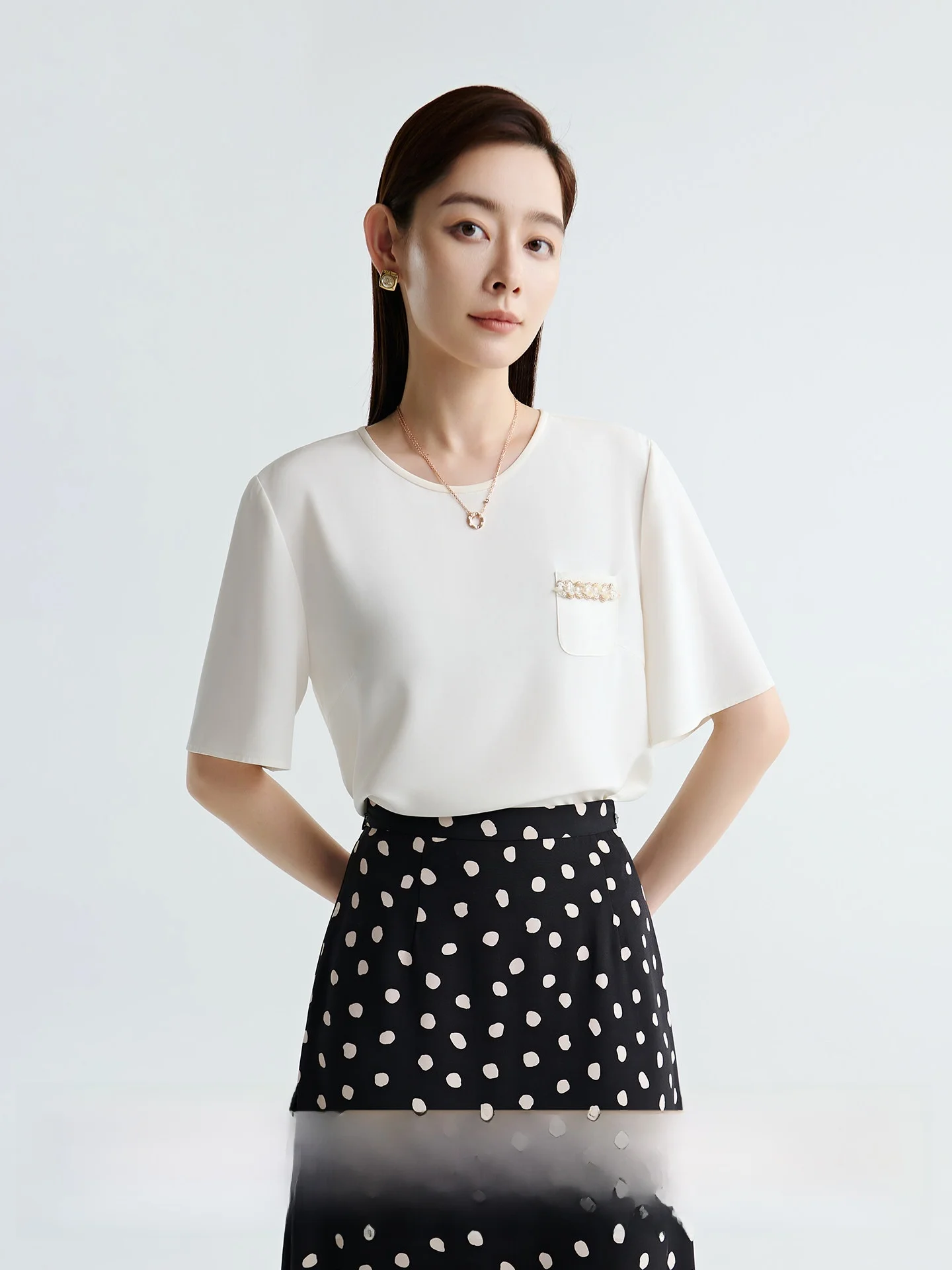 CVANEA Silk Hand-Beaded Casual ort-Sve T-irt Women Summer Straight Cut Classic Pattern Cool Feeling round Ne Top
CVANEA Silk Hand-Beaded Casual ort-Sve T-irt Women Summer Straight Cut Classic Pattern Cool Feeling round Ne Top