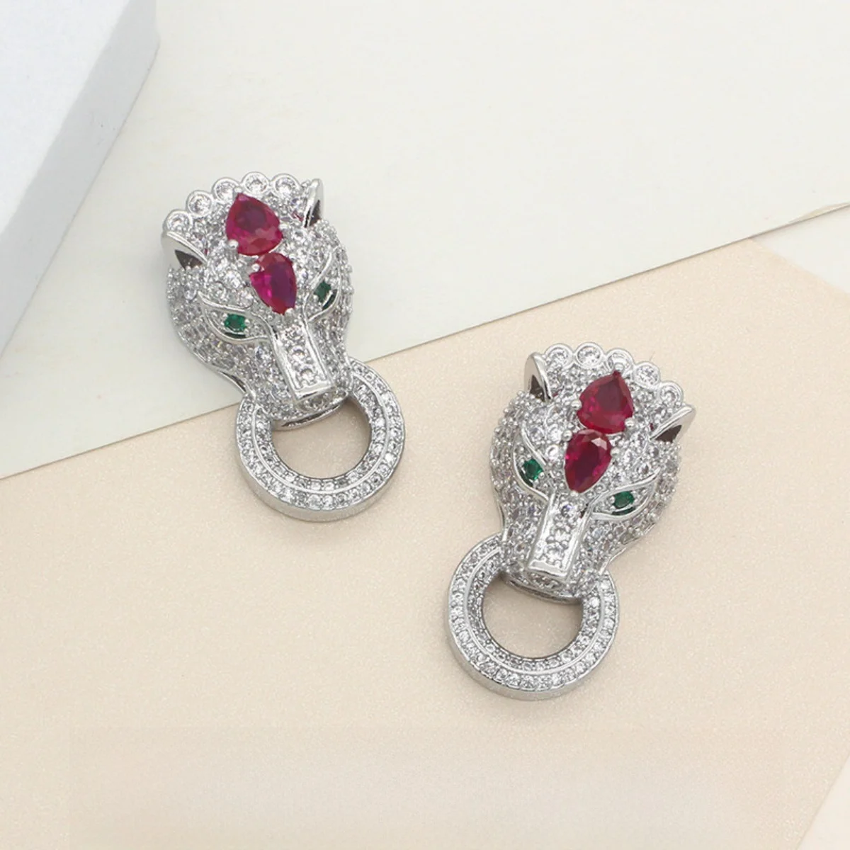 Ювелирное изделие Dongxia: Роскошный кулон в виде головы леопарда ручной работы с микроинкрустацией цирконами, большой размер, модный ювелирный кулон
Ювелирное изделие Dongxia: Роскошный кулон в виде головы леопарда ручной работы с микроинкрустацией цирконами, большой размер, модный ювелирный кулон