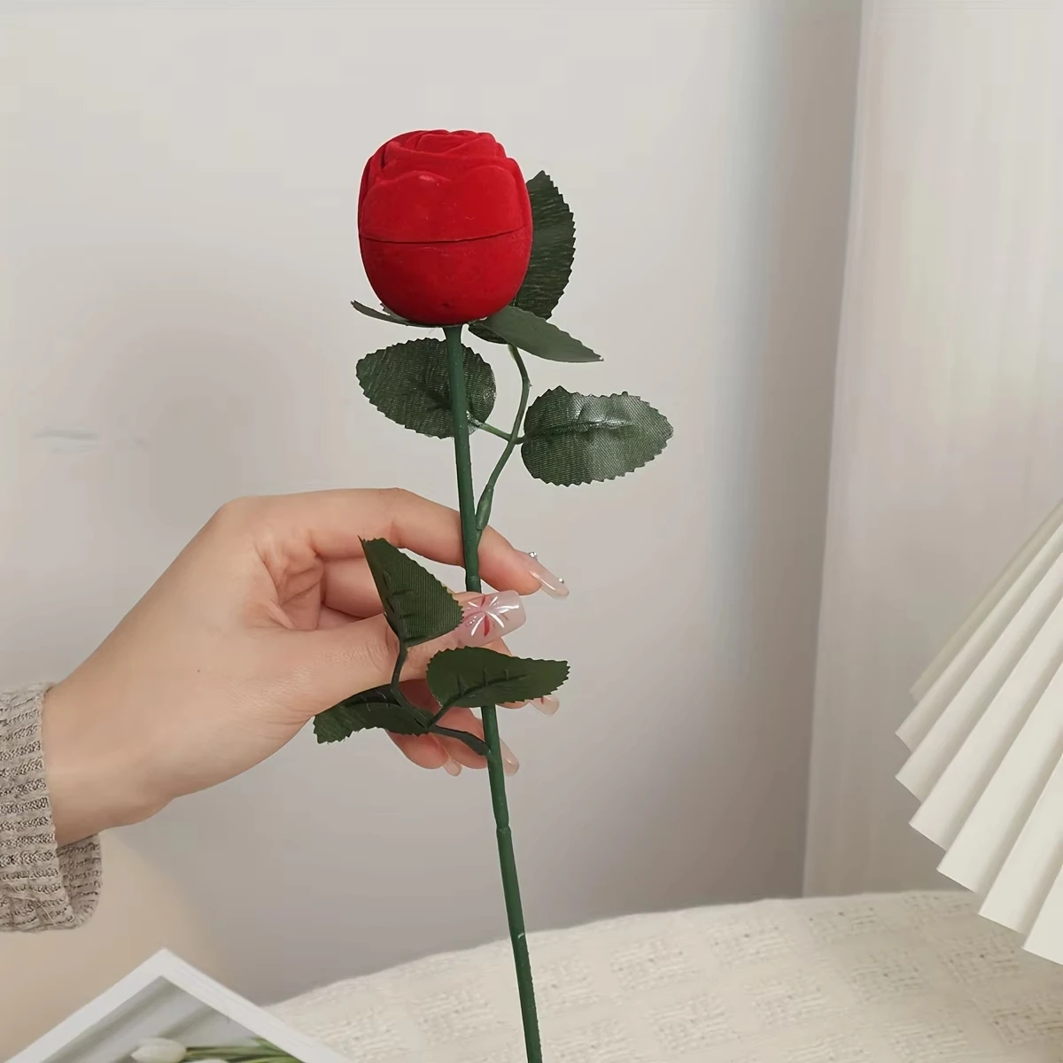 2 шт. коробка для колец с имитацией розы, коробка для обручальных колец с букетом роз, коробка для предложение, специальная свадебная романтическая подарочная коробка
2 шт. коробка для колец с имитацией розы, коробка для обручальных колец с букетом роз, коробка для предложение, специальная свадебная романтическая подарочная коробка