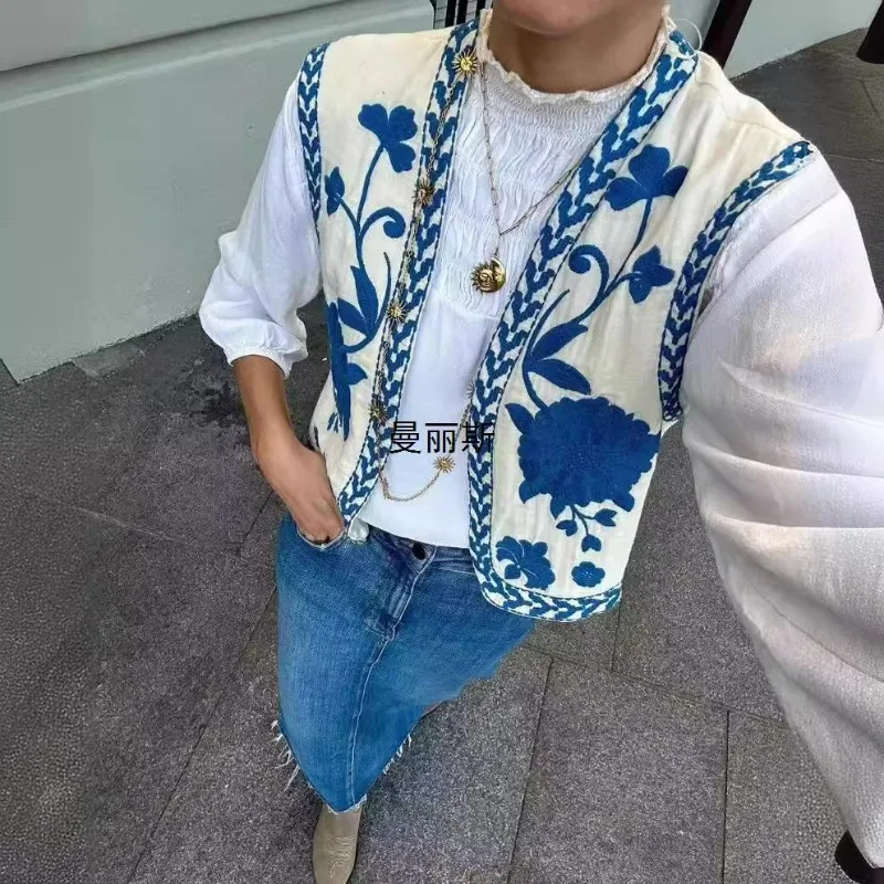 Осень 2023, новинка, ретро темперамент, ниша для поездок на работу, винтажный универсальный шикарный модный жилет без рукавов с цветочной вышивкой
Осень 2023, новинка, ретро темперамент, ниша для поездок на работу, винтажный универсальный шикарный модный жилет без рукавов с цветочной вышивкой