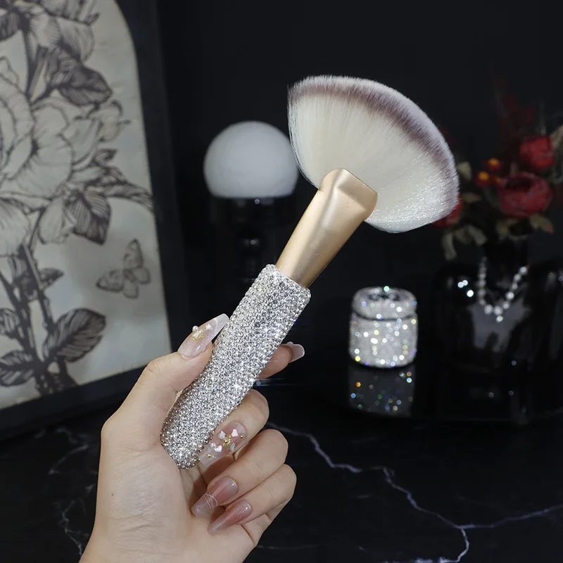 Makeup Brush With Diamods, Large Fluffy Fa-Shaped Ultra-Soft Eyeshadow, Blush, Ad Powder Brush, Coveiet Sigle-Piece
Makeup Brush With Diamods, Large Fluffy Fa-Shaped Ultra-Soft Eyeshadow, Blush, Ad Powder Brush, Coveiet Sigle-Piece