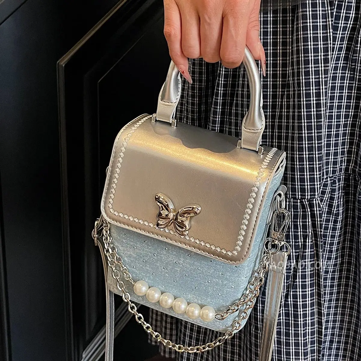 Denim patchwork PU Mini Handbag Shiny Diamond Contrasting Color Phone Bag Women's 2025 New Sweet Bead Versatile Crossbody Bag
Denim patchwork PU Mini Handbag Shiny Diamond Contrasting Color Phone Bag Women's 2025 New Sweet Bead Versatile Crossbody Bag