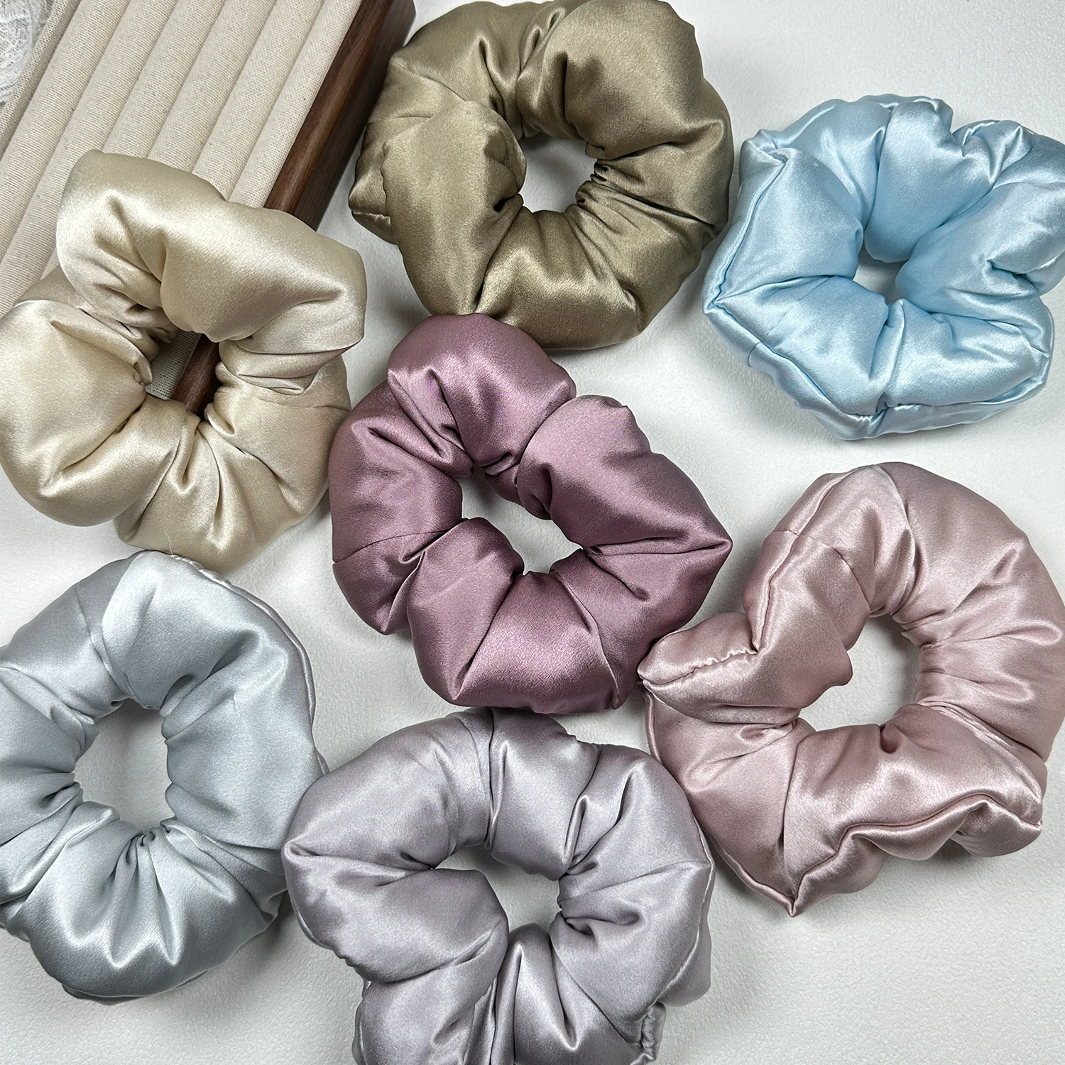 Pillow Hair Tie, Silk Hair Tie Made from 100% Mulberry Silk, Fluffy and Hair-Protecting
Pillow Hair Tie, Silk Hair Tie Made from 100% Mulberry Silk, Fluffy and Hair-Protecting