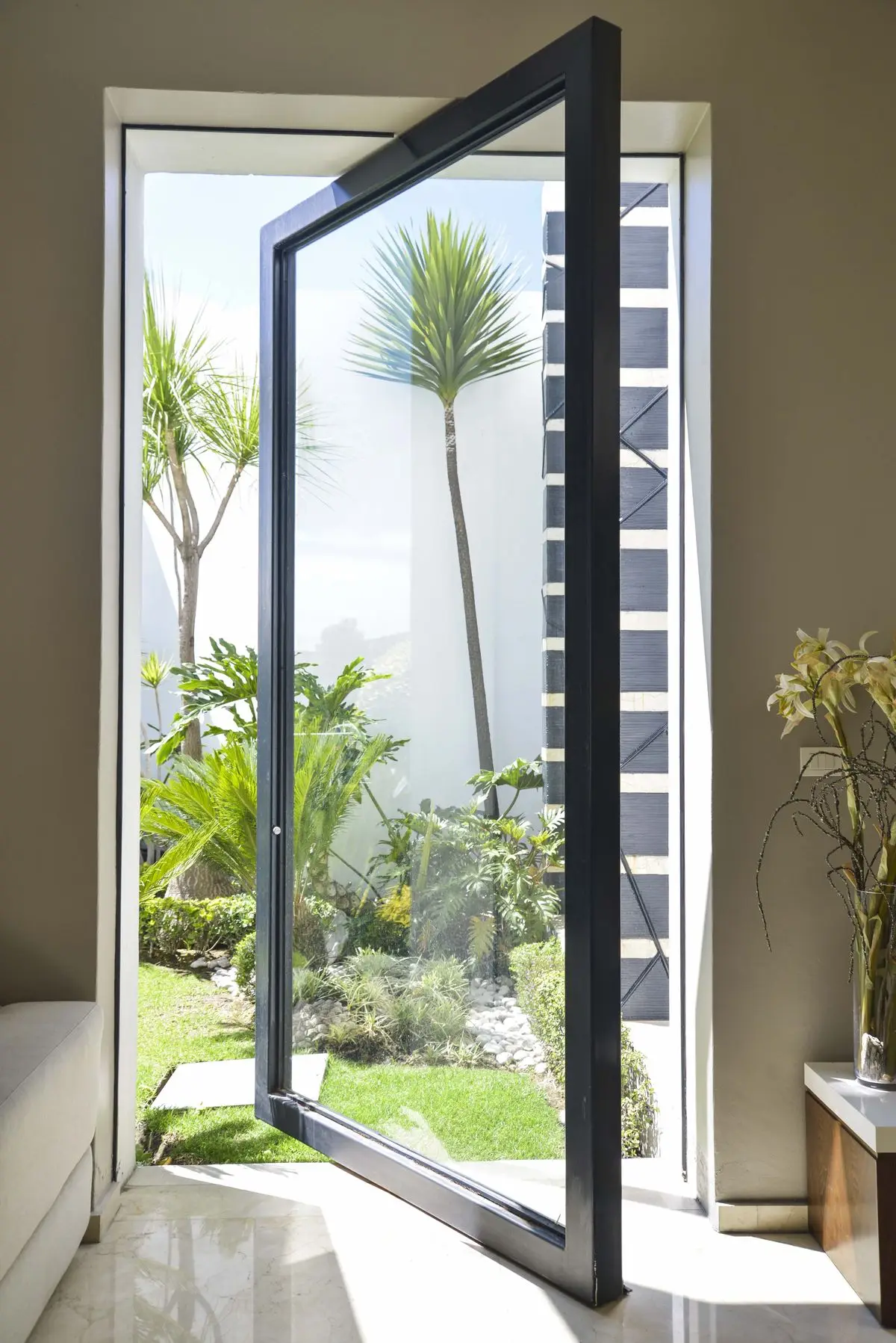 Large Size Pivot Door for House with Modern Style Aluminum Alloy Frame Rainproof Hurricane Resistant Noise Insulation Pivot Door
Large Size Pivot Door for House with Modern Style Aluminum Alloy Frame Rainproof Hurricane Resistant Noise Insulation Pivot Door