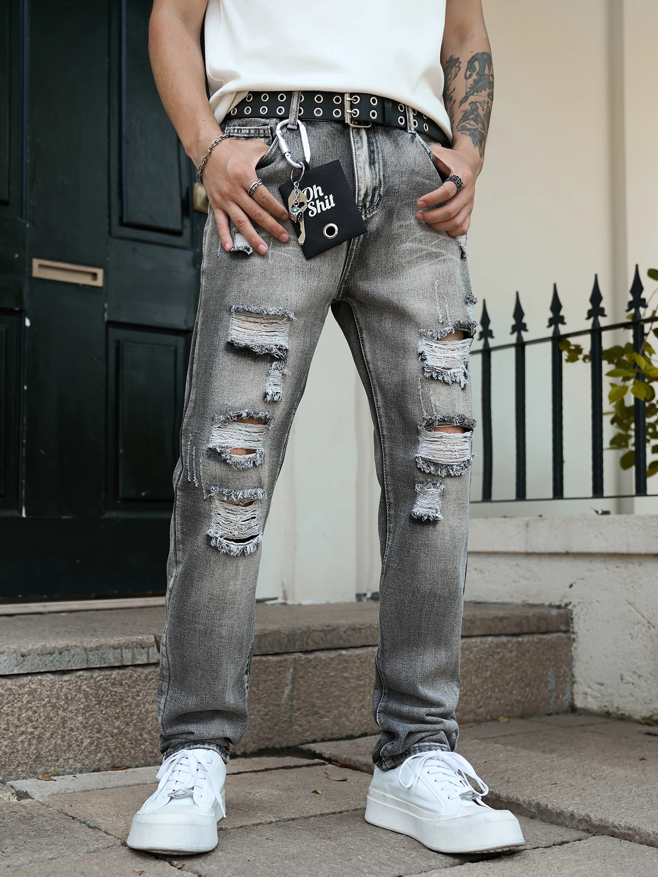 Модная мужская уличная одежда: серые потертые прямые джинсы — отличный подарок для мужа или парня.
Модная мужская уличная одежда: серые потертые прямые джинсы — отличный подарок для мужа или парня.