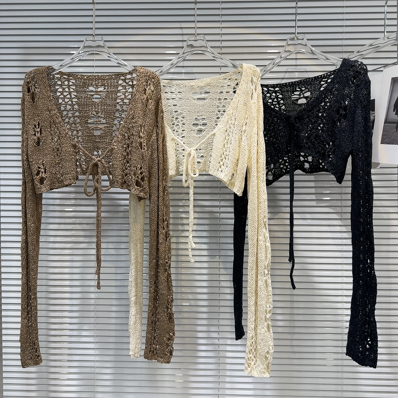 2025 Summer New American Spice Girl Hollow Link Design Straps Solid Color Knitted Shawl Cardigan, Street Short Coat for Women
2025 Summer New American Spice Girl Hollow Link Design Straps Solid Color Knitted Shawl Cardigan, Street Short Coat for Women