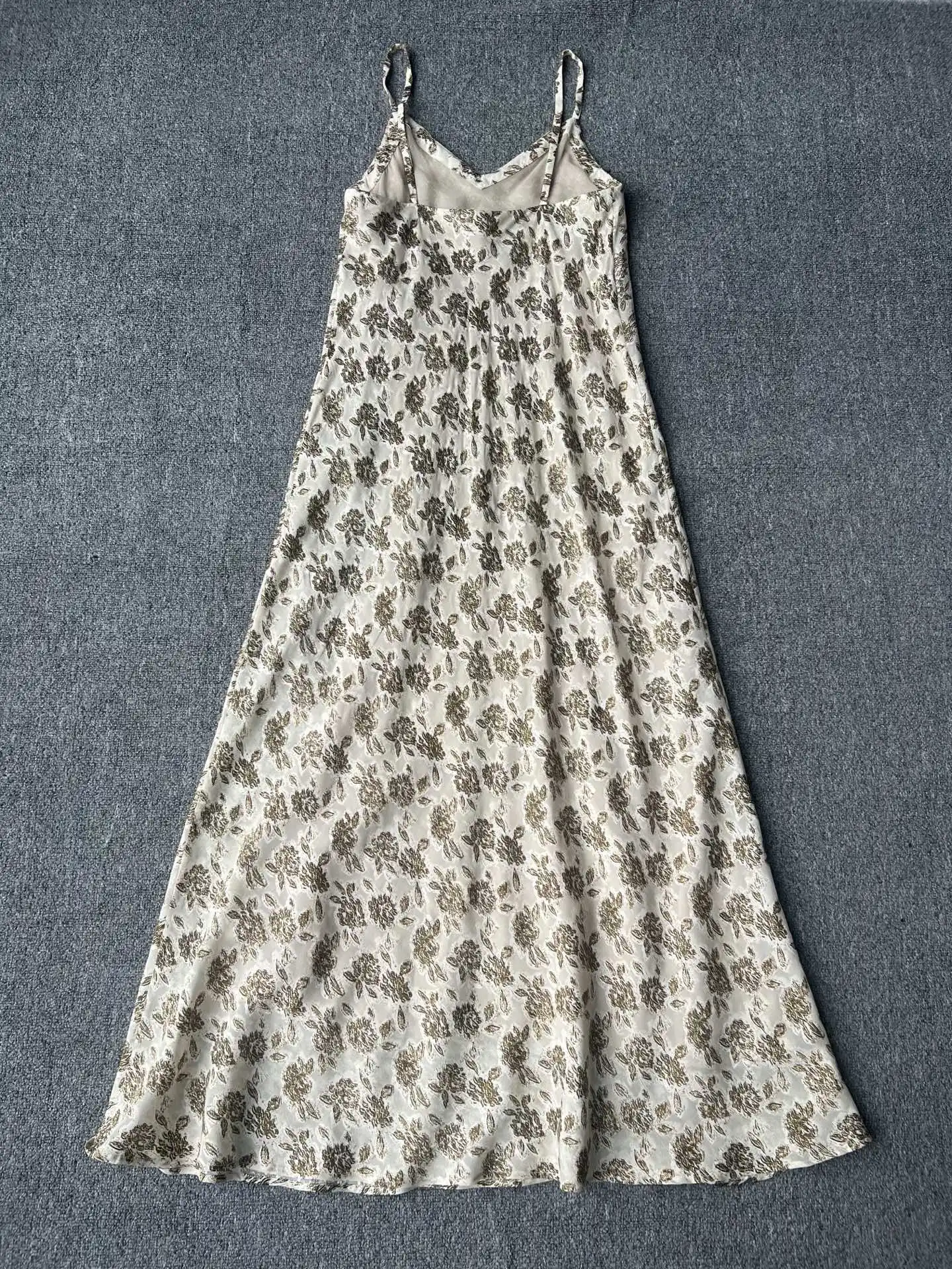 2026 Spring/Summer New Arrival: High-Quality, Stylish Women's Jacquard & Cut-Velvet Silk Slip Dress
2026 Spring/Summer New Arrival: High-Quality, Stylish Women's Jacquard & Cut-Velvet Silk Slip Dress