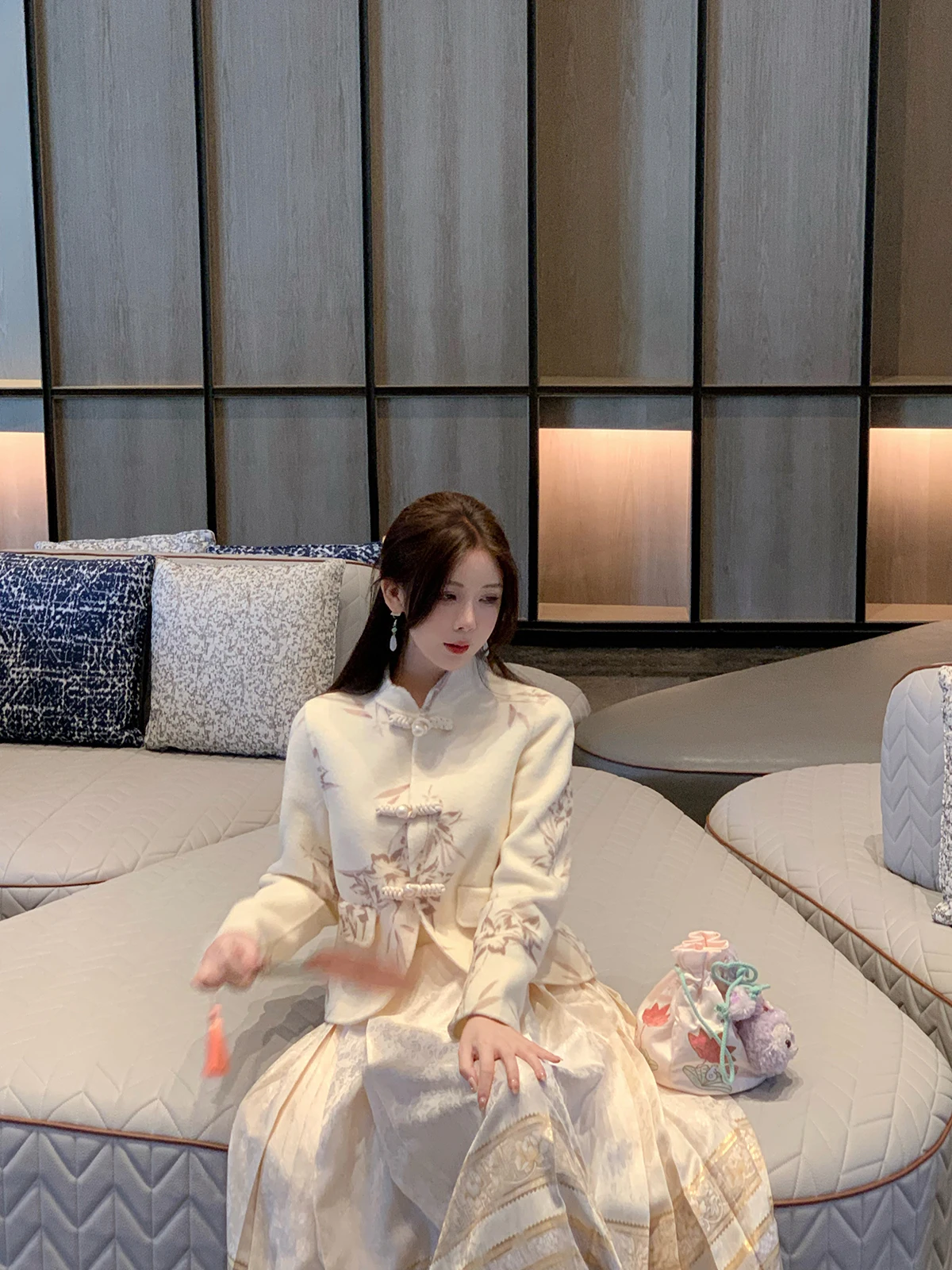 Новое китайское шерстяное пальто Pink Po для женщин, двустороннее, с бамбуковым узором, осенняя верхняя одежда, модная женская одежда
Новое китайское шерстяное пальто Pink Po для женщин, двустороннее, с бамбуковым узором, осенняя верхняя одежда, модная женская одежда