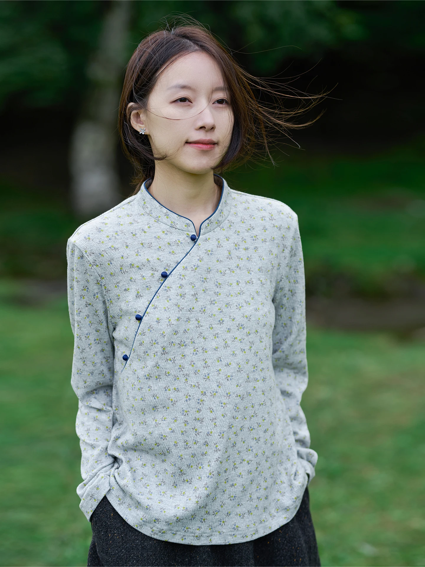 Ретро-футболка в китайском стиле с длинным рукавом, вязаная, с принтом, воротником-стойкой и боковыми пуговицами, женская, модная, из смесового полиэстера и хлопка, для осеннего сезона
Ретро-футболка в китайском стиле с длинным рукавом, вязаная, с принтом, воротником-стойкой и боковыми пуговицами, женская, модная, из смесового полиэстера и хлопка, для осеннего сезона