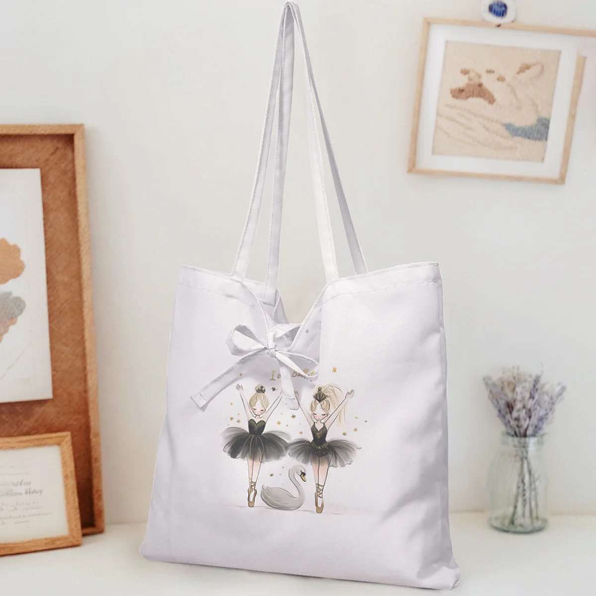 Симпатичная сумка-тоут для женщин, портативная, универсальная, с рисунком букв и мультфильмов, экологически чистая сумка, модная женская сумка для покупок
Симпатичная сумка-тоут для женщин, портативная, универсальная, с рисунком букв и мультфильмов, экологически чистая сумка, модная женская сумка для покупок