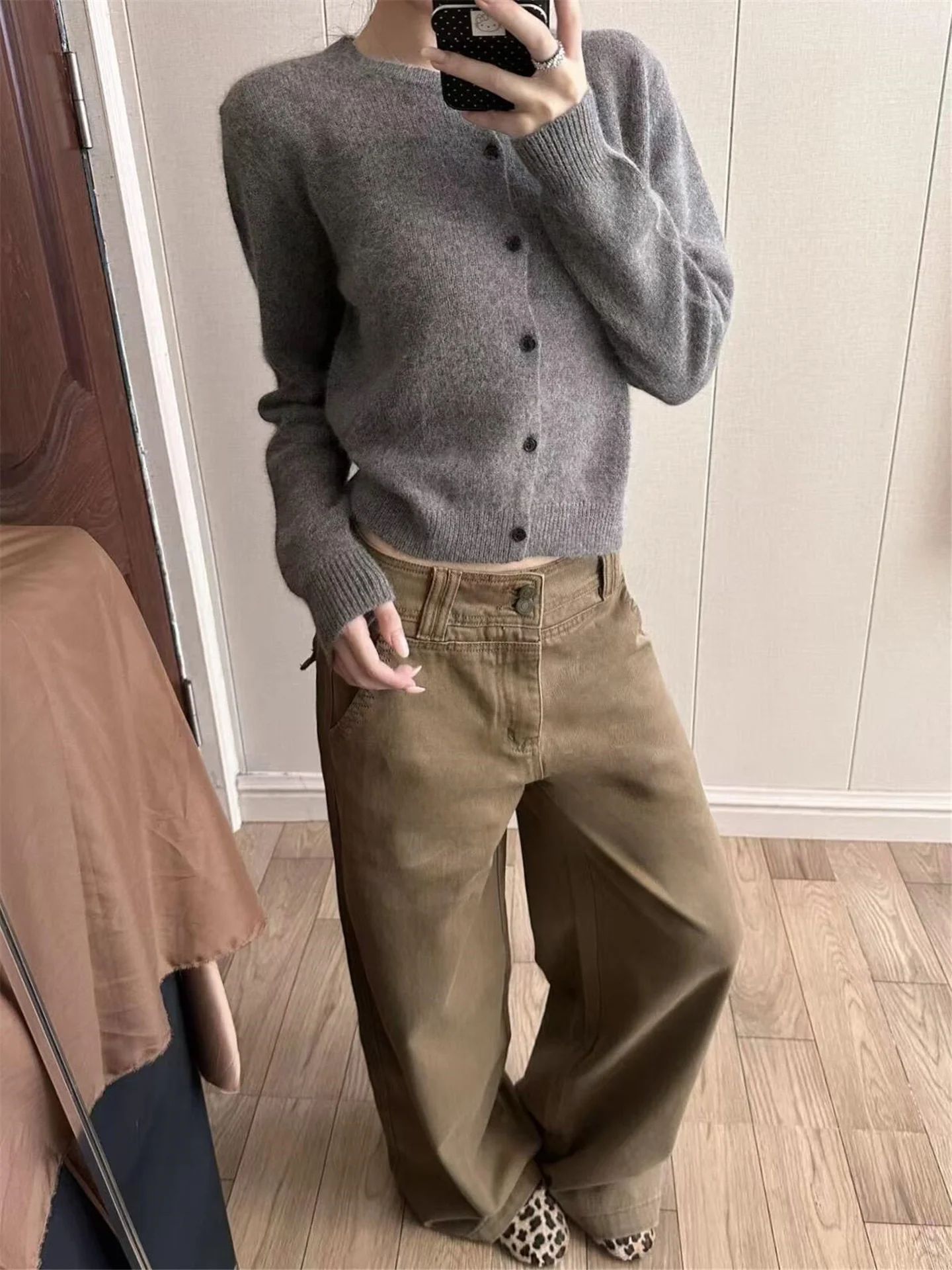 American Retro Wide Leg Jeans Women Loose Slim Tall Extended Design Straight Casual Pants Cotton Low Waist with Pockets
American Retro Wide Leg Jeans Women Loose Slim Tall Extended Design Straight Casual Pants Cotton Low Waist with Pockets