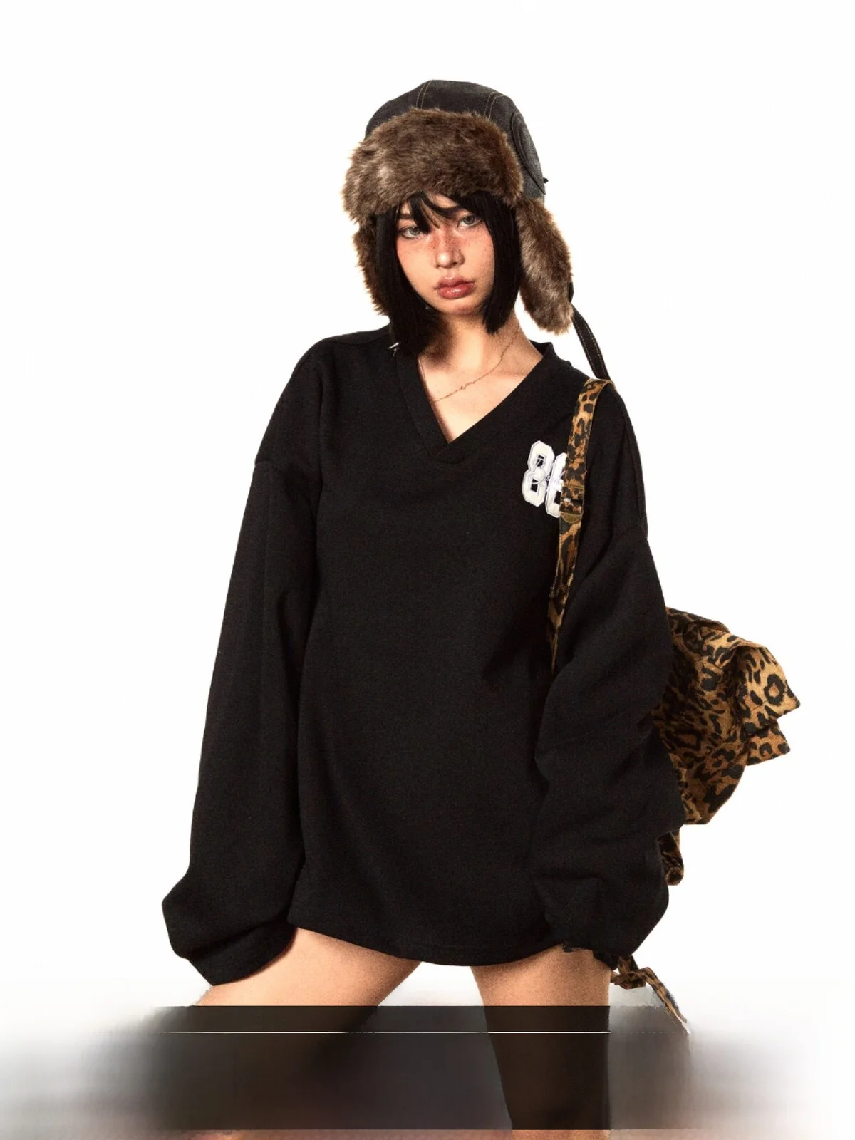 Retro Oversized V-Neck Embroidered Sweatshirt Women's Casual Sporty Loose Mid-Length Top Comfortable Cotton Polyester Blend
Retro Oversized V-Neck Embroidered Sweatshirt Women's Casual Sporty Loose Mid-Length Top Comfortable Cotton Polyester Blend