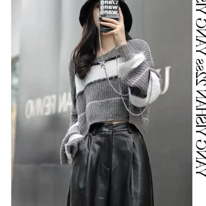 Grey and White Contrasting Splicing Round Neck Striped Short Sweater Korean Version Loose Long Sleeved Spicy Girl Knitted Top
Grey and White Contrasting Splicing Round Neck Striped Short Sweater Korean Version Loose Long Sleeved Spicy Girl Knitted Top