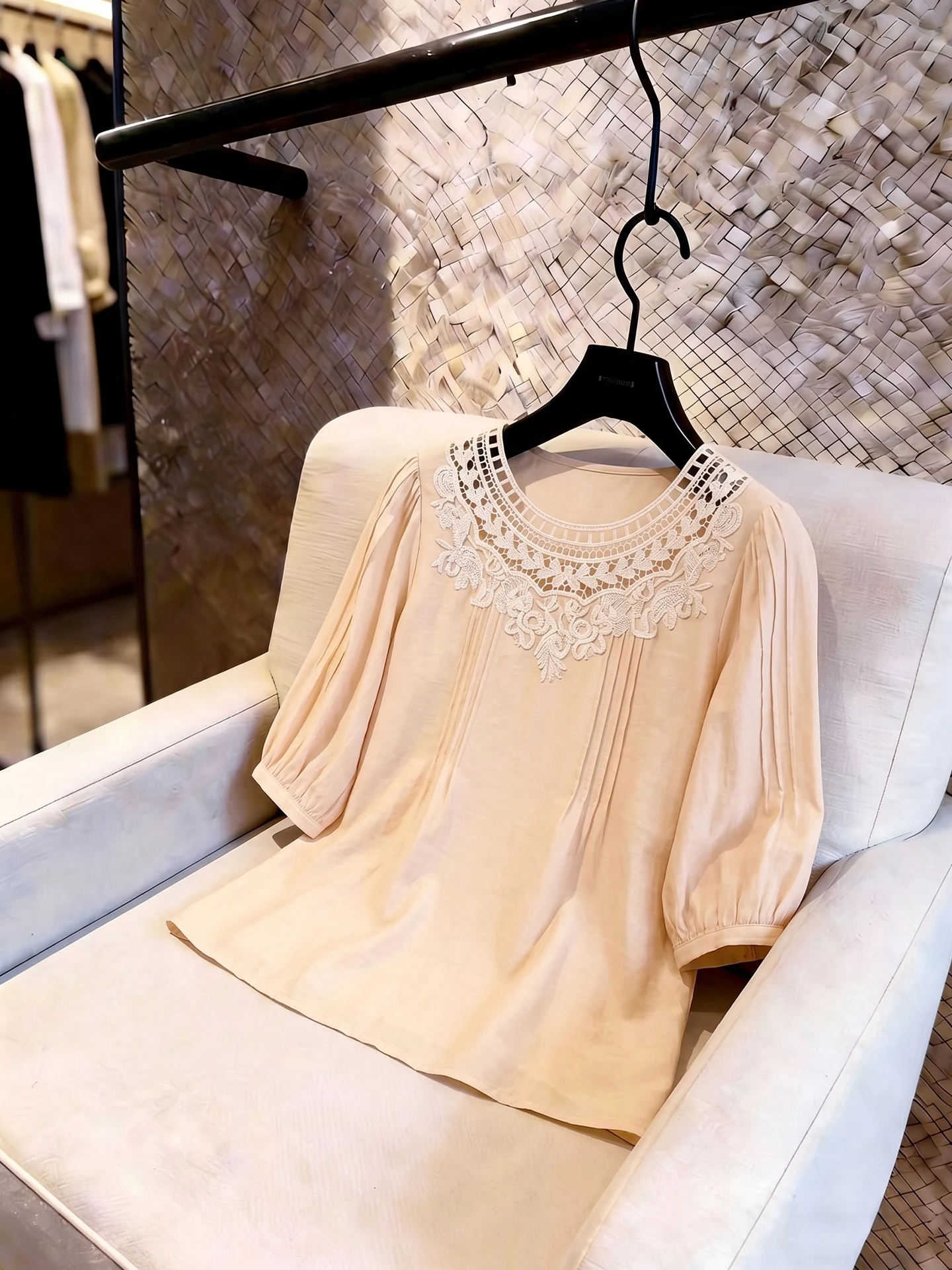 Fashionable Loose Women's Chiffon Shirt Hollow out Design Summer Casual Shirt Versatile Style Commute Style Five Sleeve Length
Fashionable Loose Women's Chiffon Shirt Hollow out Design Summer Casual Shirt Versatile Style Commute Style Five Sleeve Length