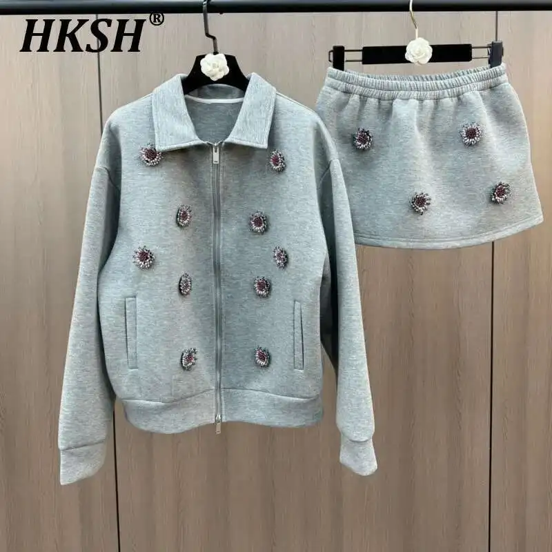 HKSH 2025 Spring New Women Tide French Style Two-Piece Set Nail Bead Flower Short Coat Half Skirt Elegant Streetwear Chic HK3770
HKSH 2025 Spring New Women Tide French Style Two-Piece Set Nail Bead Flower Short Coat Half Skirt Elegant Streetwear Chic HK3770