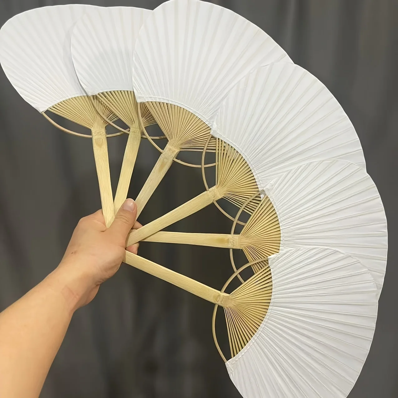 6pcs White Paper Fan Set for Wedding, Birthday, and Party Decorations - Handheld Folding Fans with Golden Accents, Ideal for Wed
6pcs White Paper Fan Set for Wedding, Birthday, and Party Decorations - Handheld Folding Fans with Golden Accents, Ideal for Wed