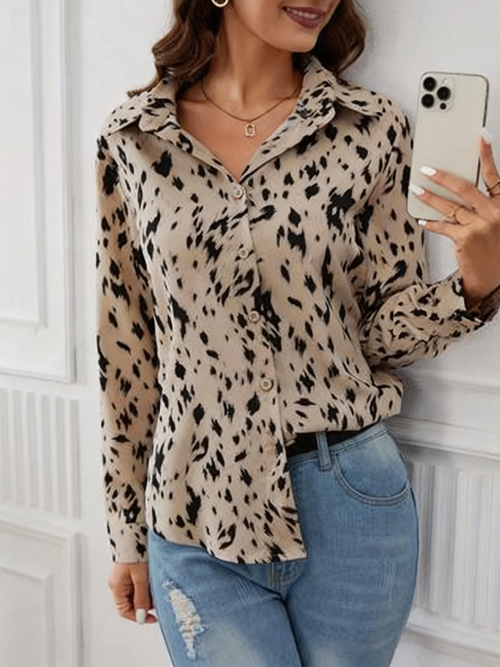 Classic Leopard Print Turn-down Collar Long Sleeve Button Loose Fit Commuter Versatile Top for Women
Classic Leopard Print Turn-down Collar Long Sleeve Button Loose Fit Commuter Versatile Top for Women