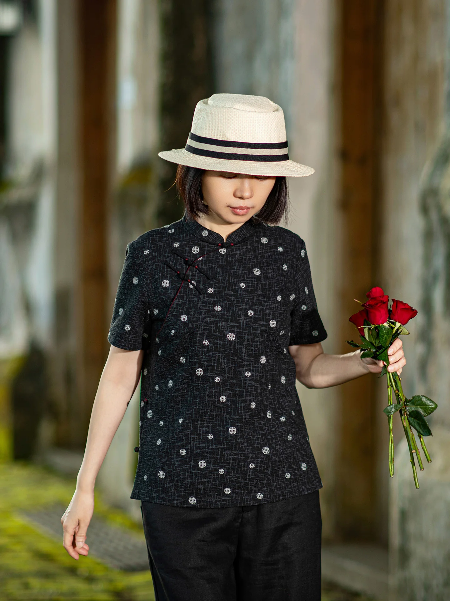Летний топ из чистого хлопка с китайским воротником, боковыми пуговицами и принтом, черного цвета, для женщин старше 35 лет
Летний топ из чистого хлопка с китайским воротником, боковыми пуговицами и принтом, черного цвета, для женщин старше 35 лет