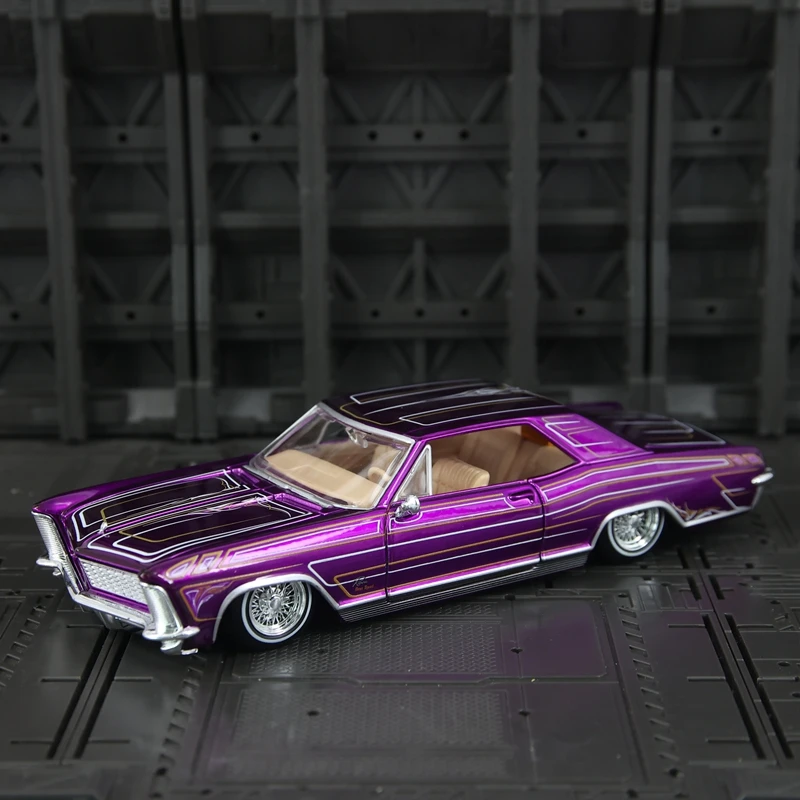 Модель автомобиля Maisto 1:26, имитирующая Buick Riviera 1965 года, из сплава, с открывающимися дверями и капотом, подарок для любителей спортивных автомобилей.
Модель автомобиля Maisto 1:26, имитирующая Buick Riviera 1965 года, из сплава, с открывающимися дверями и капотом, подарок для любителей спортивных автомобилей.