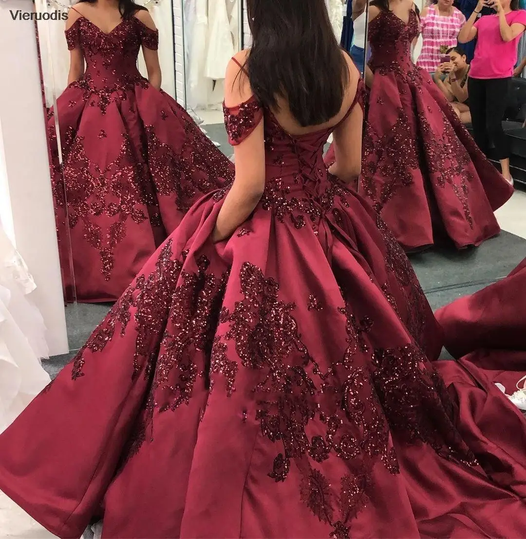 Sexy V Neck Quinceanera Dresses Burgundy Satin Pageant Spaghetti Strap Backless Shiny Sequins Lace Vestidos 15 Masquerade Gown
Sexy V Neck Quinceanera Dresses Burgundy Satin Pageant Spaghetti Strap Backless Shiny Sequins Lace Vestidos 15 Masquerade Gown