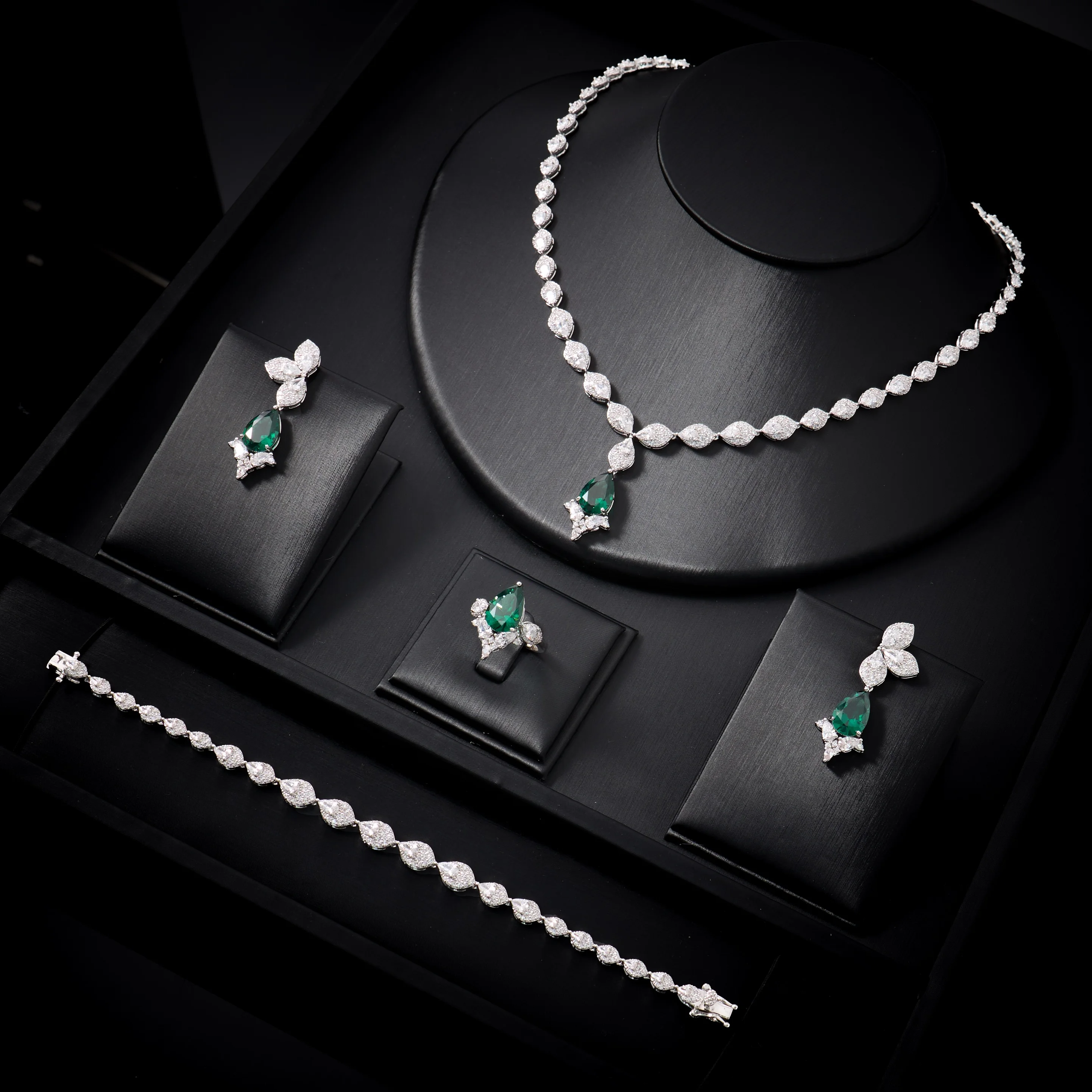 00106 Trendy Pear Cut Created Emerald CZ Jewelry Set 4Pcs Silver Plated Necklace Bracelet Drop Earrings Ring Bridal Wedding Wome
00106 Trendy Pear Cut Created Emerald CZ Jewelry Set 4Pcs Silver Plated Necklace Bracelet Drop Earrings Ring Bridal Wedding Wome