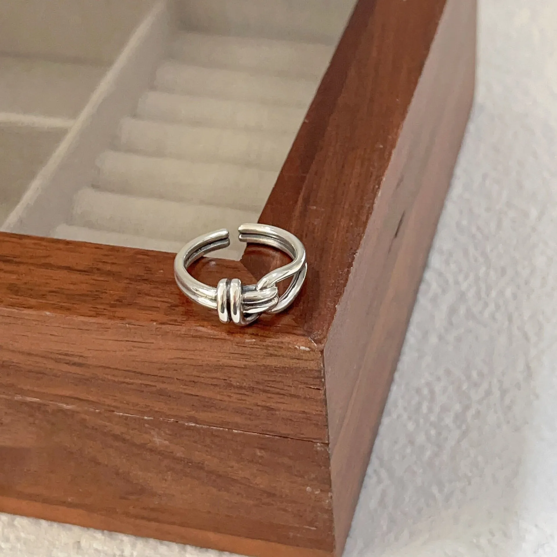 925 Sterling Silver Simple Geometric Block Ring Versatile Cool And Fashionable Suitable For Women
925 Sterling Silver Simple Geometric Block Ring Versatile Cool And Fashionable Suitable For Women