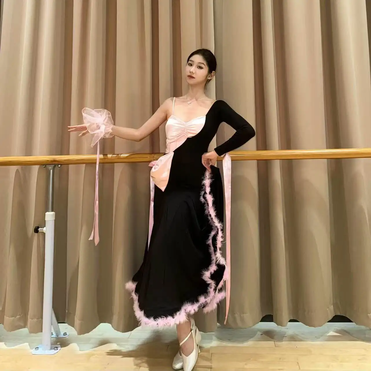 2026 New Ballroom Dance Dress For Women Pink Black Big Swing Skirts Adult Female Professional Waltz Modern Dance Dress DQS22138
2026 New Ballroom Dance Dress For Women Pink Black Big Swing Skirts Adult Female Professional Waltz Modern Dance Dress DQS22138