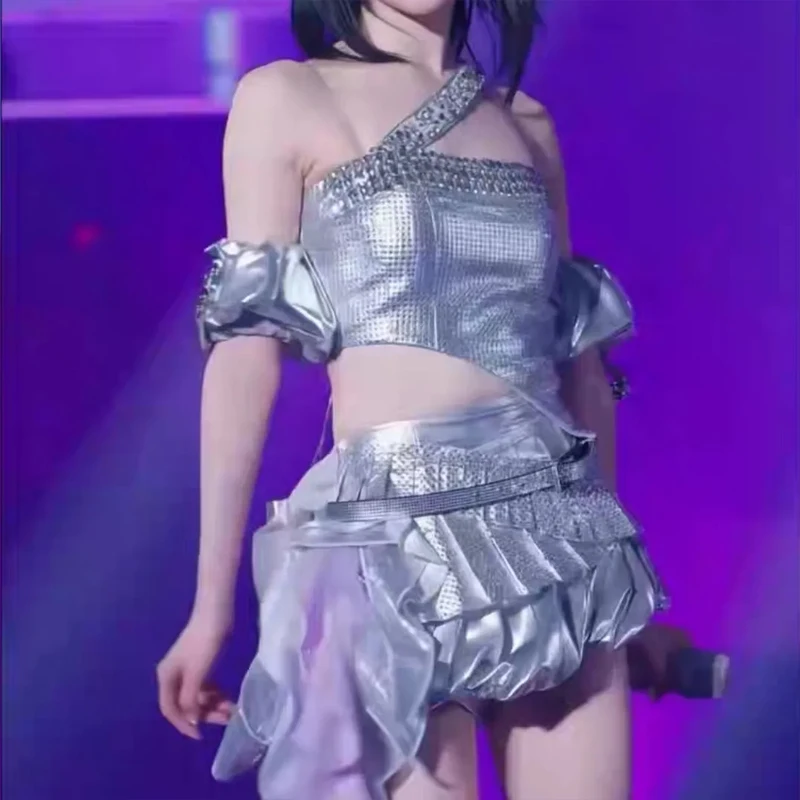 Серебряные топы на бретельках со стразами, нерегулярная короткая юбка Kpop, певица, концерт, наряды для выступлений, женский костюм для джазового танца
Серебряные топы на бретельках со стразами, нерегулярная короткая юбка Kpop, певица, концерт, наряды для выступлений, женский костюм для джазового танца