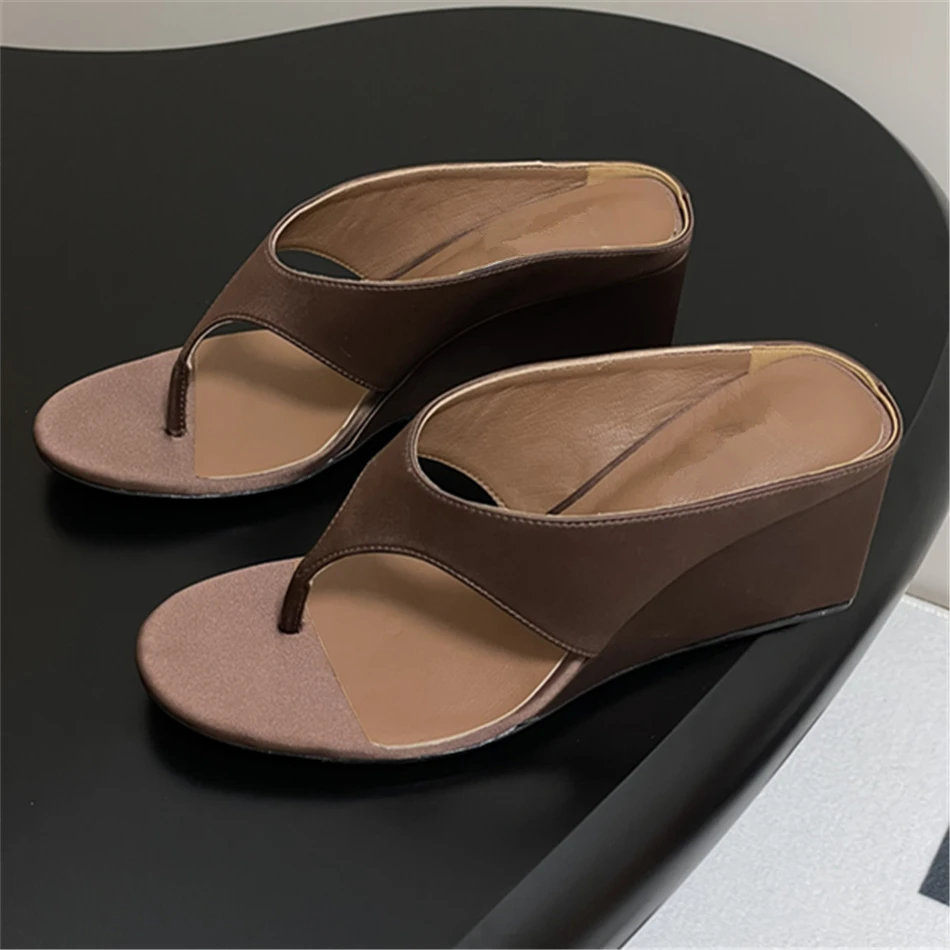 A*LA Slope Heel Flip Flops For Women High Quality Silk And Rubber Shoes 2025 Luxury Design Slippers For Women
A*LA Slope Heel Flip Flops For Women High Quality Silk And Rubber Shoes 2025 Luxury Design Slippers For Women