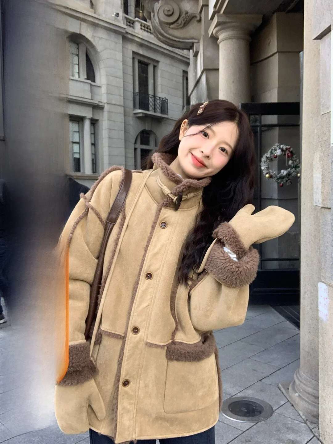 Теплая замшевая куртка оверсайз для женщин с застежками для перчаток, в американском стиле, однотонная, с воротником-стойкой, зимняя верхняя одежда, удобная для путешествий
Теплая замшевая куртка оверсайз для женщин с застежками для перчаток, в американском стиле, однотонная, с воротником-стойкой, зимняя верхняя одежда, удобная для путешествий