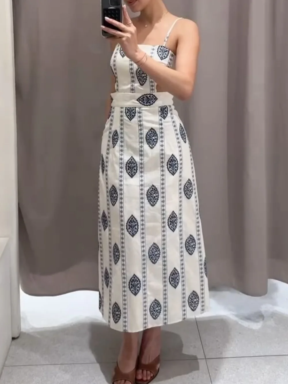 Elegant embroidery hollow dress female suspender long dress 2025 summer fashion bohemian style holiday retro chic lady dress
Elegant embroidery hollow dress female suspender long dress 2025 summer fashion bohemian style holiday retro chic lady dress