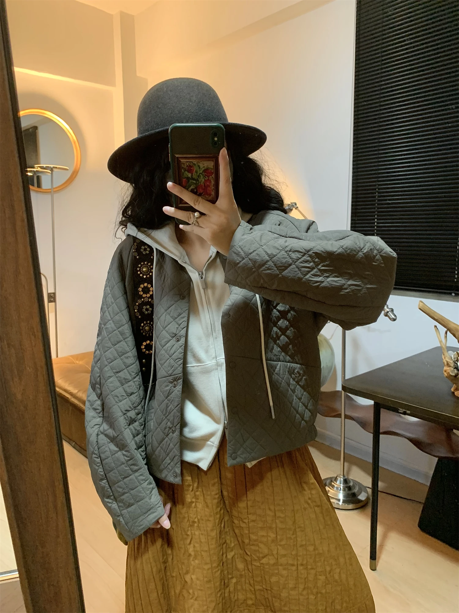 QinEition Women's Wool Fce Retro Diamond Pattern Stand Collar Cotton Jaet Lightweight Warm Spring Autumn Cotton Coat
QinEition Women's Wool Fce Retro Diamond Pattern Stand Collar Cotton Jaet Lightweight Warm Spring Autumn Cotton Coat