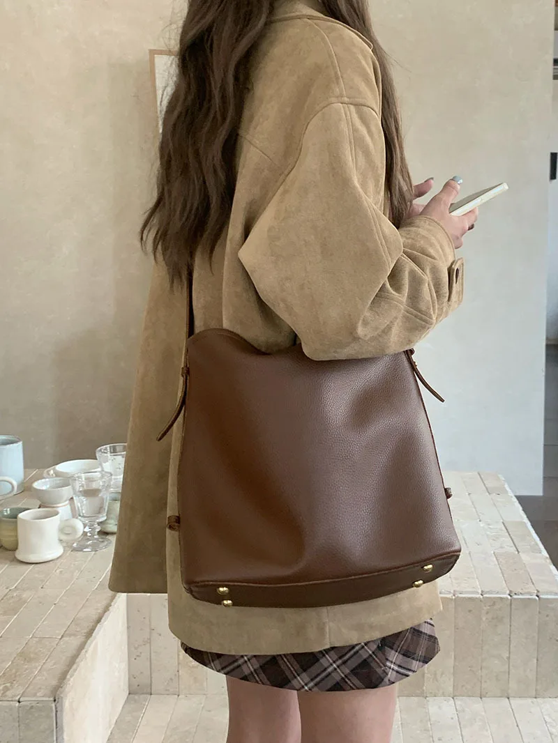 Vintage large capacity commuting bag 2025 new trendy Korean version bucket bag versatile single shoulder crossbody bag tote bag
Vintage large capacity commuting bag 2025 new trendy Korean version bucket bag versatile single shoulder crossbody bag tote bag