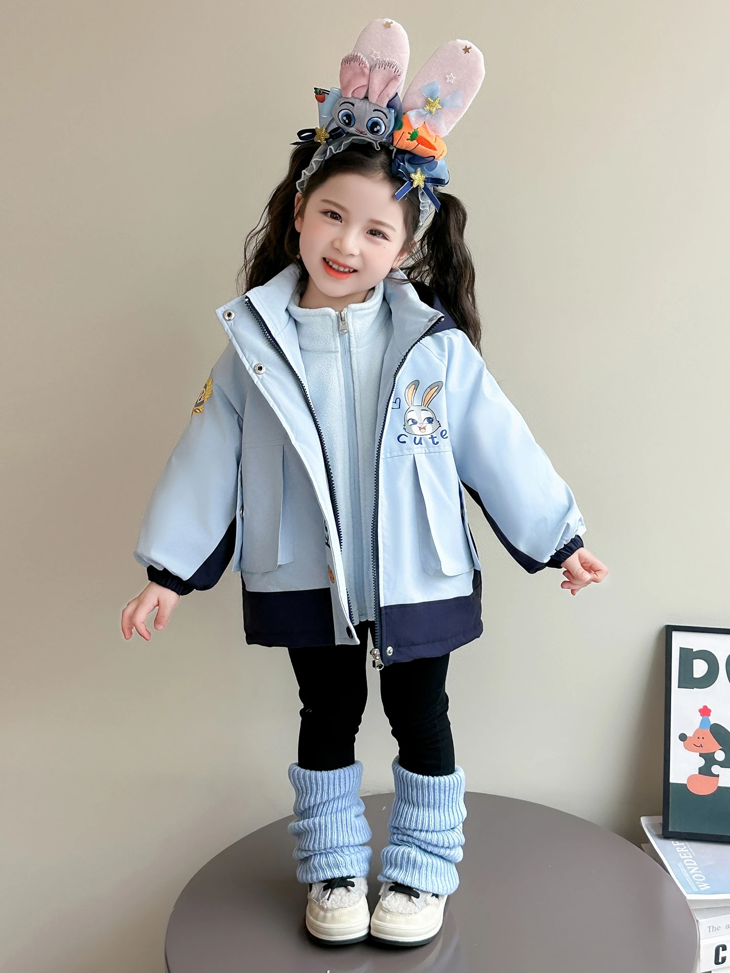 Теплый полицейский дэт с капюшоном и кроликом на подкладке для девочек, съемная осенне-зимняя верхняя одежда, свободная посадка на молнии
Теплый полицейский дэт с капюшоном и кроликом на подкладке для девочек, съемная осенне-зимняя верхняя одежда, свободная посадка на молнии