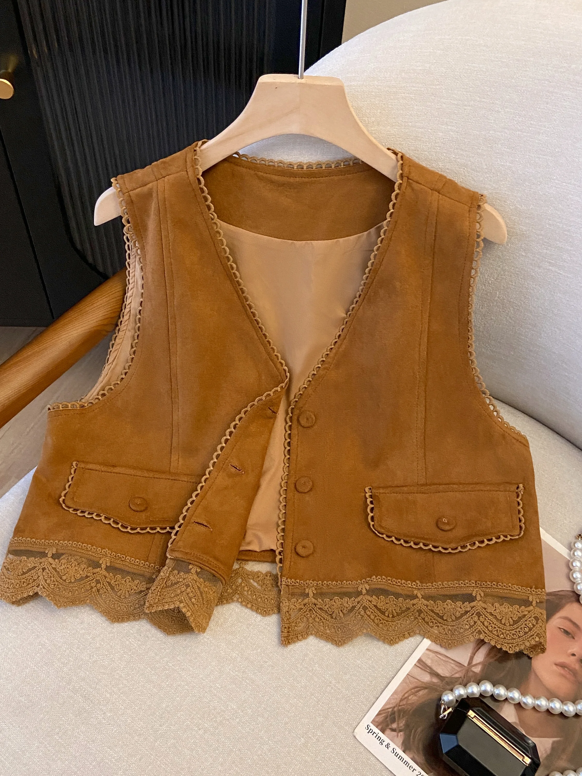 Женский замшевый жилет с кружевной вышивкой в стиле пэчворк, открытый кардиган, верхняя одежда с v-образным вырезом, стандартная посадка, осенняя мода
Женский замшевый жилет с кружевной вышивкой в стиле пэчворк, открытый кардиган, верхняя одежда с v-образным вырезом, стандартная посадка, осенняя мода