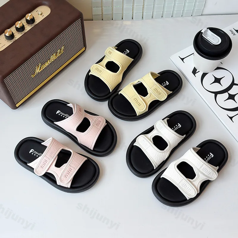 Детские повседневные тапочки, новинка лета 2023 года для мальчиков и девочек, нескользящая удобная обувь на мягкой подошве, модные трендовые пляжные сандалии
Детские повседневные тапочки, новинка лета 2023 года для мальчиков и девочек, нескользящая удобная обувь на мягкой подошве, модные трендовые пляжные сандалии