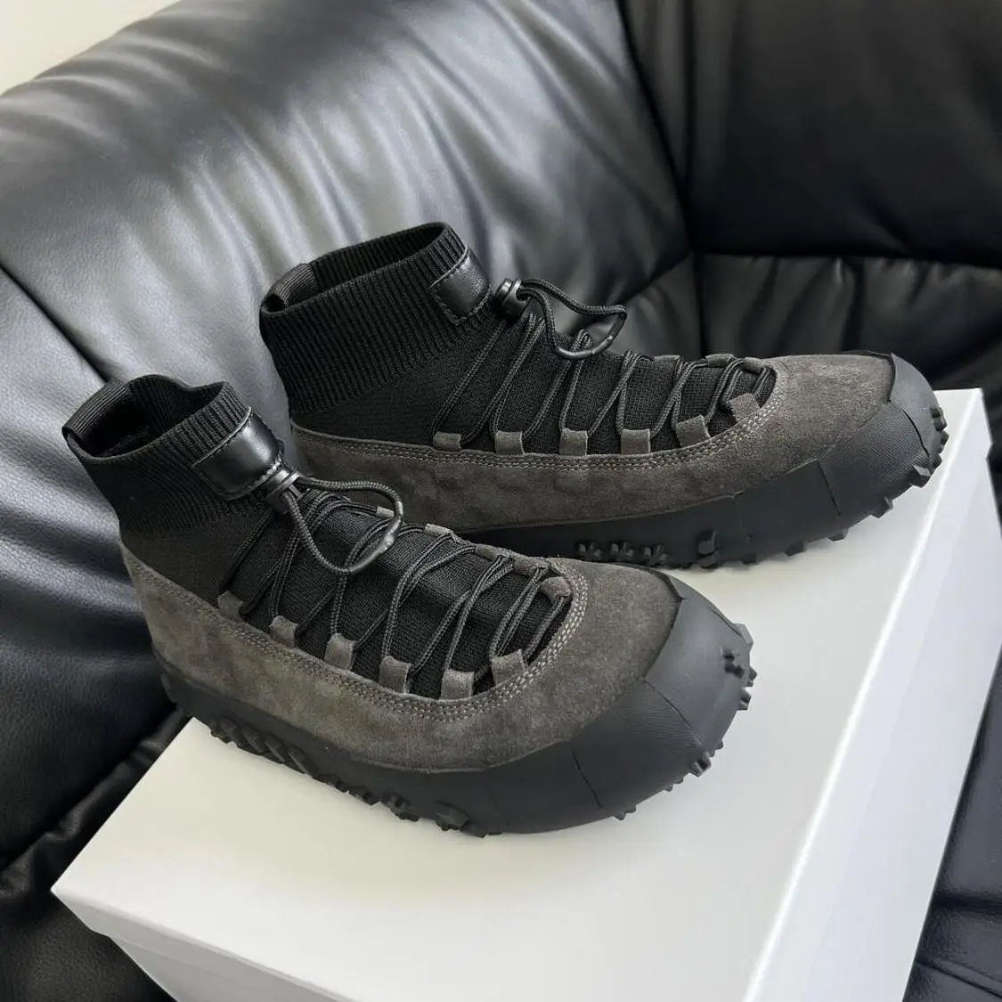 Trendy Chelsea Boots Unisex Sports Fashion Socks Boots Thick Bottom Slip-On Casual Versatile Commuting Outdoor Hiking Boots
Trendy Chelsea Boots Unisex Sports Fashion Socks Boots Thick Bottom Slip-On Casual Versatile Commuting Outdoor Hiking Boots