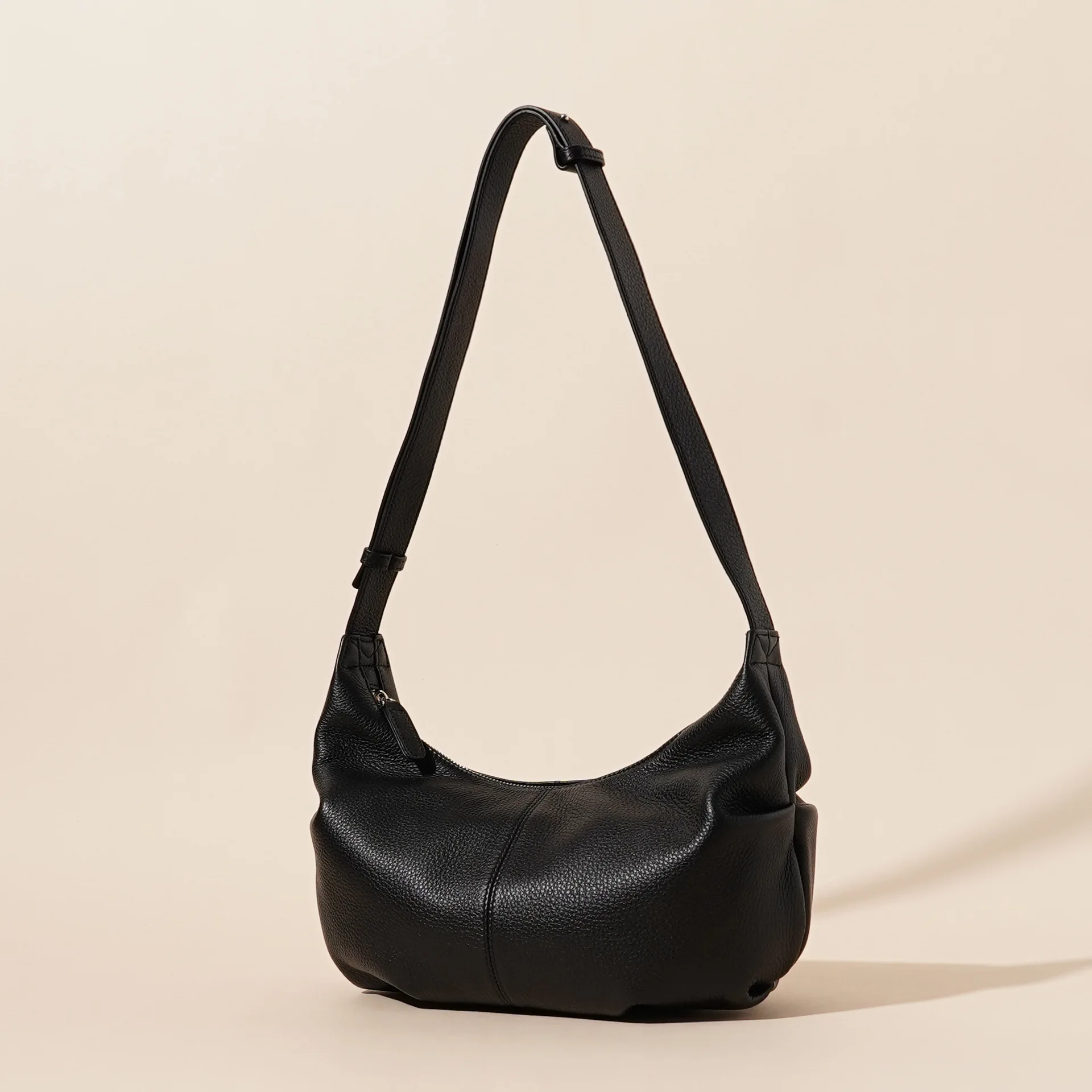 Single-layer Cowhide Shoulder Crossbody Clutch Bag, Commuter Bag, Versatile Women's Bag, Genuine Leather Designer Luxury Bag
Single-layer Cowhide Shoulder Crossbody Clutch Bag, Commuter Bag, Versatile Women's Bag, Genuine Leather Designer Luxury Bag