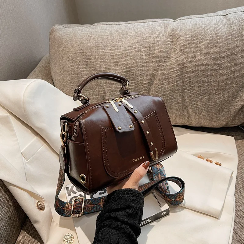 Small Bag Women's Autumn and Winter New Fashion Handbag Design with a Sense of Western Style and Retro Crossbody Bag
Small Bag Women's Autumn and Winter New Fashion Handbag Design with a Sense of Western Style and Retro Crossbody Bag