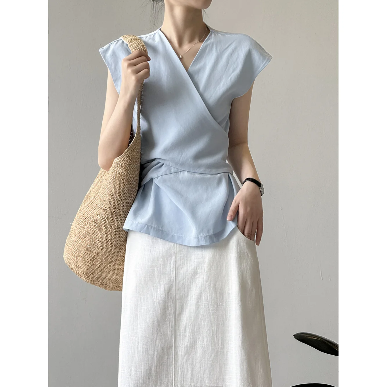 V-neck Shirt for Women in Summer, with A Waist Cinching and Slimming Effect, Featuring Flying Sleeves and A Small Top
V-neck Shirt for Women in Summer, with A Waist Cinching and Slimming Effect, Featuring Flying Sleeves and A Small Top