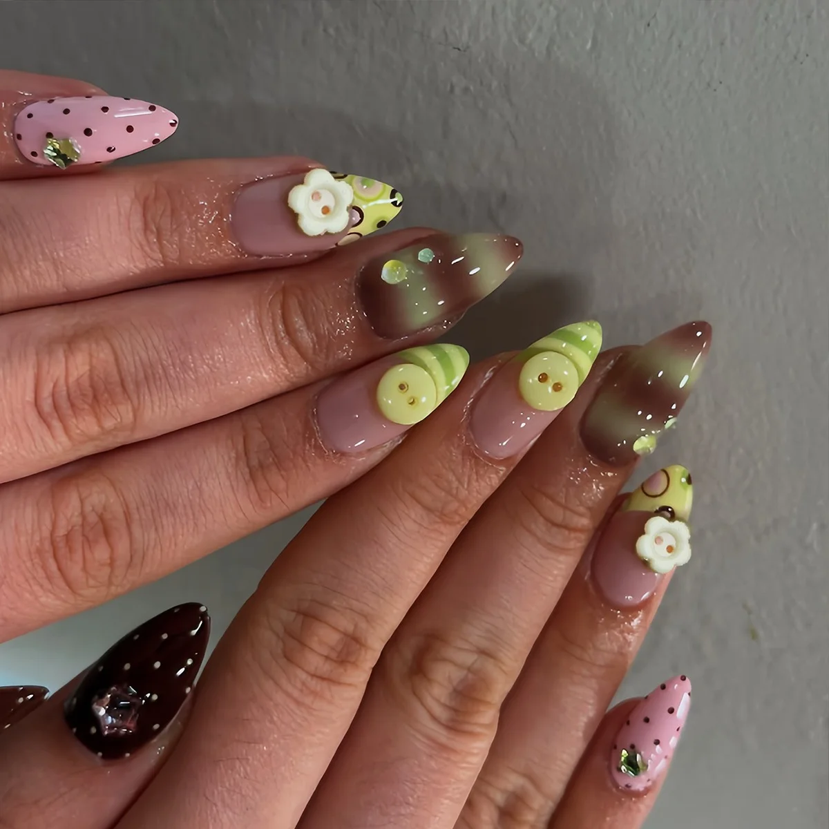 24PCS Almond Press On Nails Pink Brown Green Gradient Polka Dot Flower Fake nails Yellow Button Cute Y2K Style Reusable manicure
24PCS Almond Press On Nails Pink Brown Green Gradient Polka Dot Flower Fake nails Yellow Button Cute Y2K Style Reusable manicure