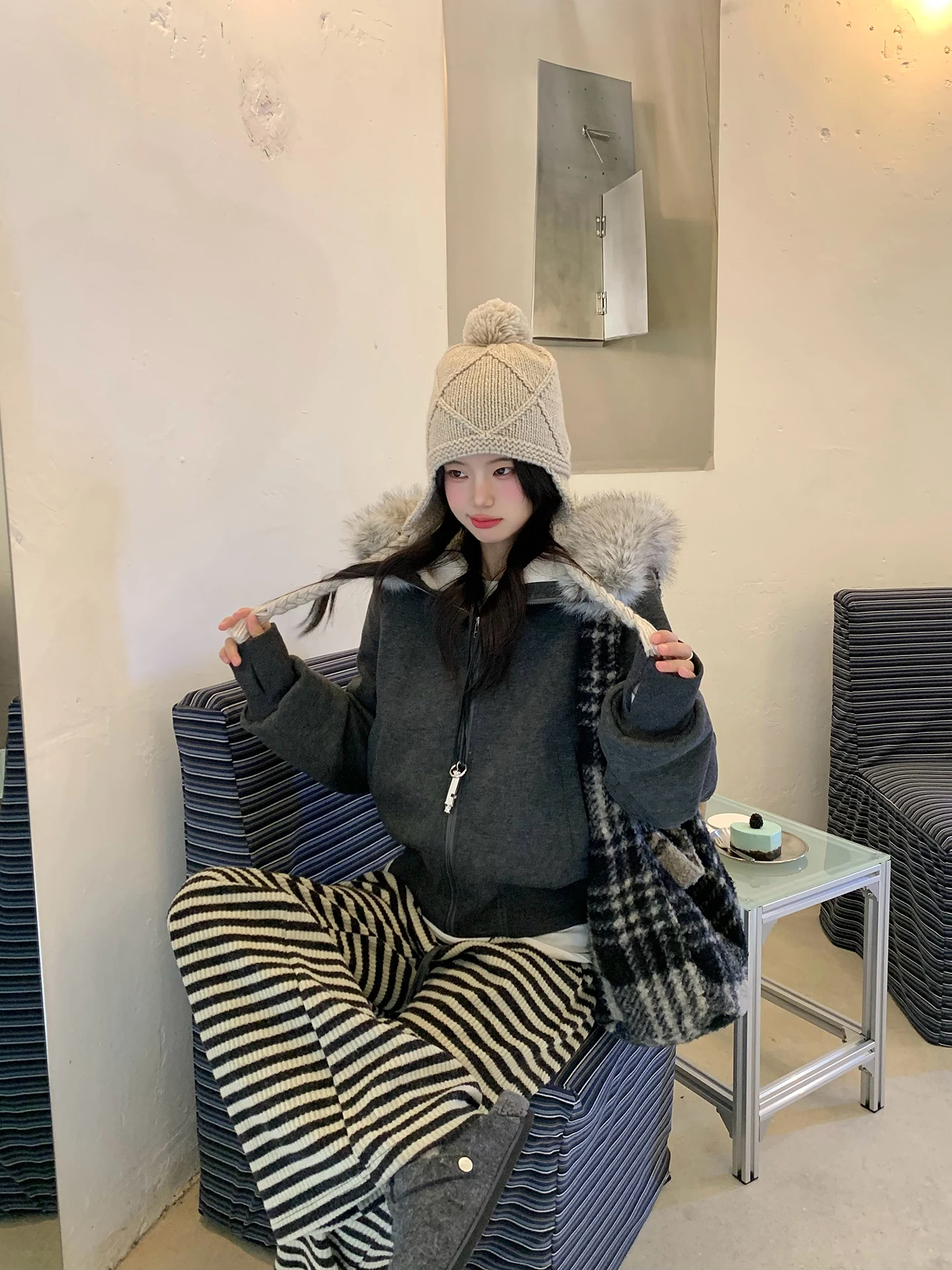 Женская утепленная хлопковая куртка с капюшоном на флисовой подкладке, зимнее теплое пальто в корейском стиле, укороченная модель на молнии
Женская утепленная хлопковая куртка с капюшоном на флисовой подкладке, зимнее теплое пальто в корейском стиле, укороченная модель на молнии