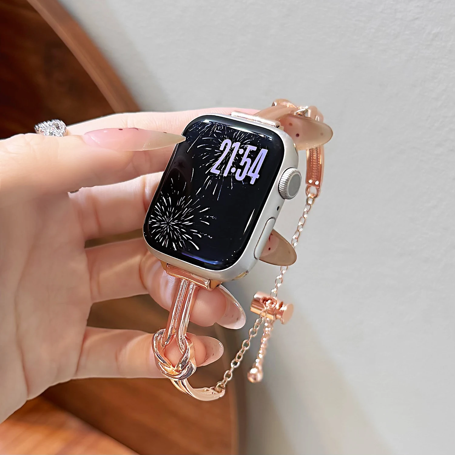 Легкий роскошный ремешок-браслет для Apple Watch S10 42/4 S9 45/44/41-38 мм, простой женский ремешок в металлическом стиле для iWatch, полная серия
Легкий роскошный ремешок-браслет для Apple Watch S10 42/4 S9 45/44/41-38 мм, простой женский ремешок в металлическом стиле для iWatch, полная серия