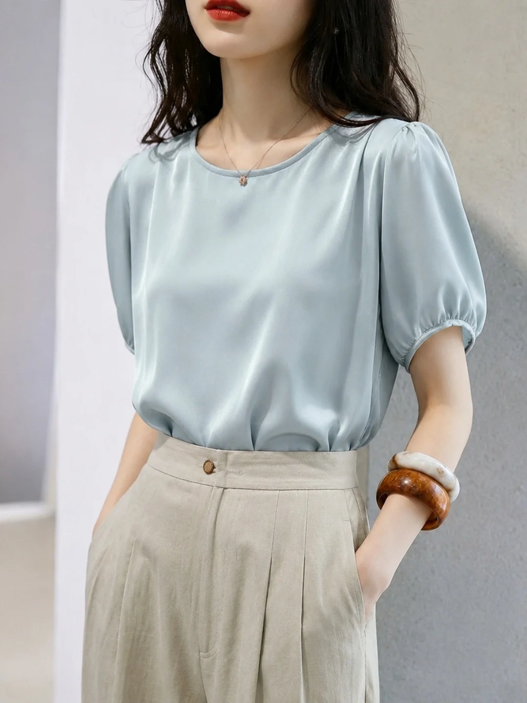 Commute Fashionable Short Sleeve Shirt Women's Pure Color Versatile Summer 2026 Korean Style Straight Cut Silk Top
Commute Fashionable Short Sleeve Shirt Women's Pure Color Versatile Summer 2026 Korean Style Straight Cut Silk Top