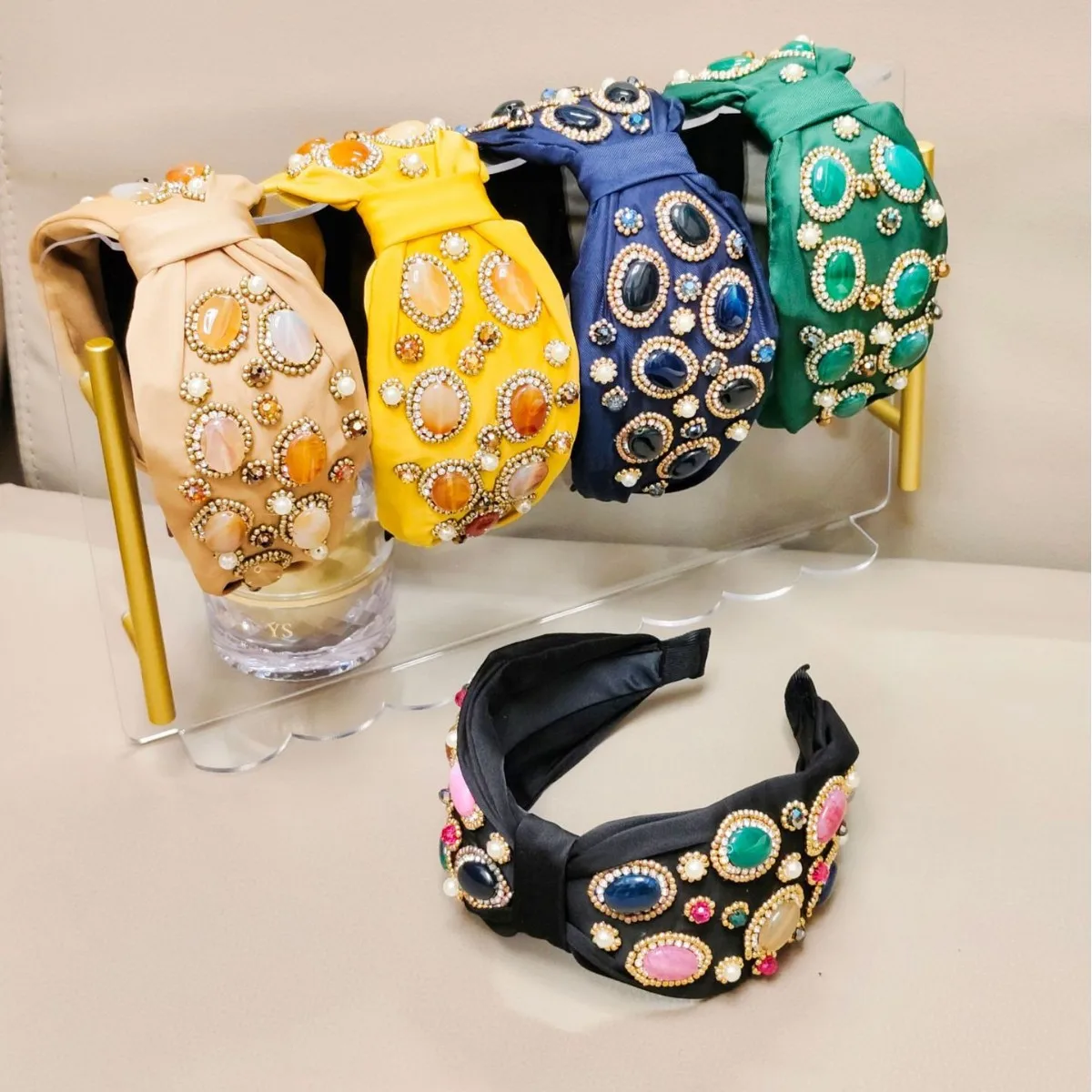 European and American Heavy Craft Retro Hand-sewn Natural Stone Wide Headband High-end Vacation Style Hair Accessory
European and American Heavy Craft Retro Hand-sewn Natural Stone Wide Headband High-end Vacation Style Hair Accessory