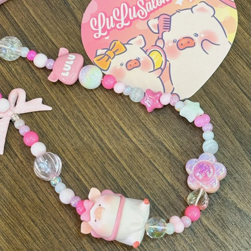 Новый натуральный ремешок для телефона Lulu The Piggy, брелок для ключей, серия Sunset Beach, слепая коробка, загадочная коробка-сюрприз, милый подарок на день рождения для девочек
Новый натуральный ремешок для телефона Lulu The Piggy, брелок для ключей, серия Sunset Beach, слепая коробка, загадочная коробка-сюрприз, милый подарок на день рождения для девочек