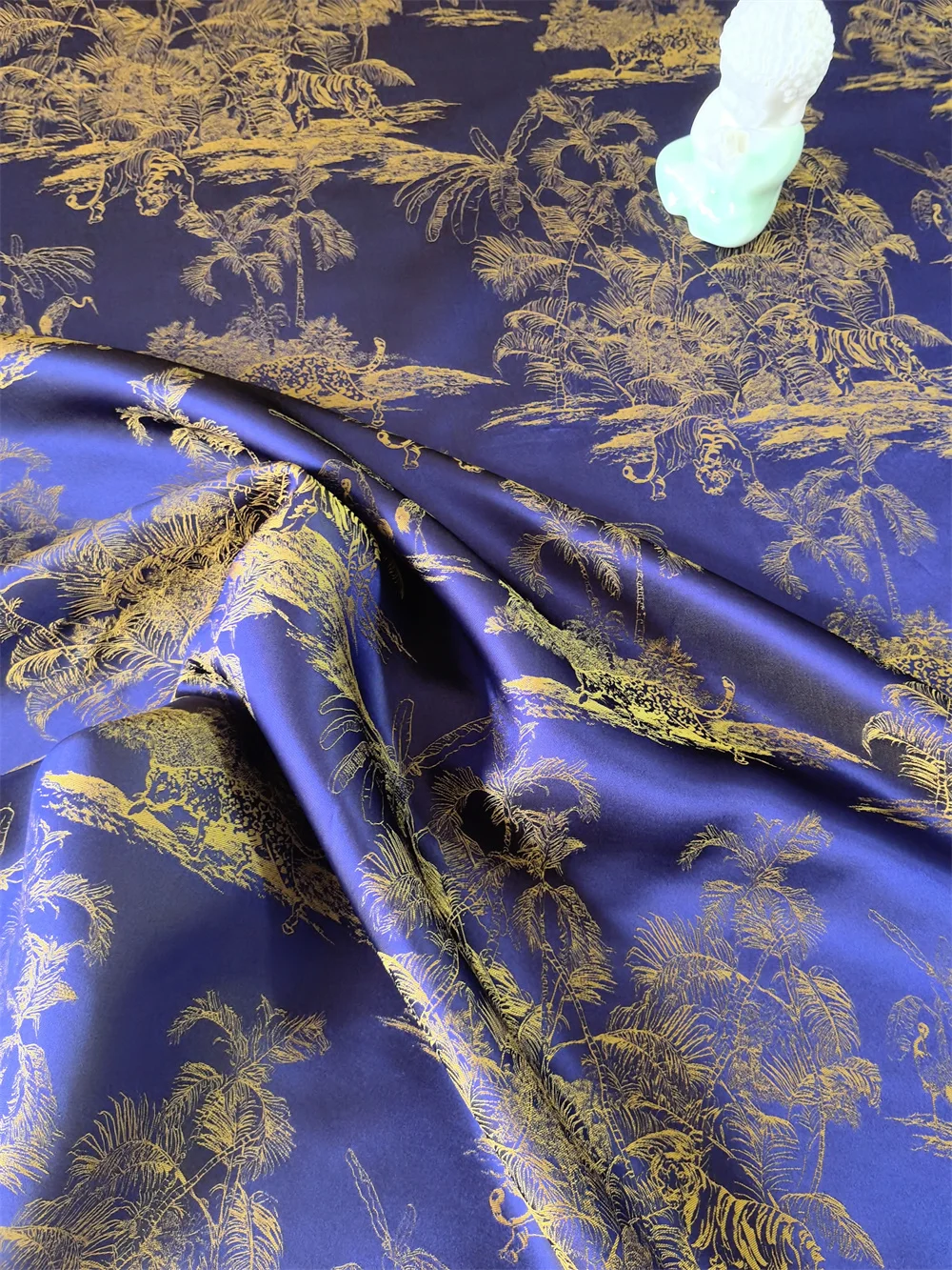 Song Dynasty Brocade Relief Craft Silk Double-Sided Jacquard Fabric Shirt Pants Skirt Style
Song Dynasty Brocade Relief Craft Silk Double-Sided Jacquard Fabric Shirt Pants Skirt Style
