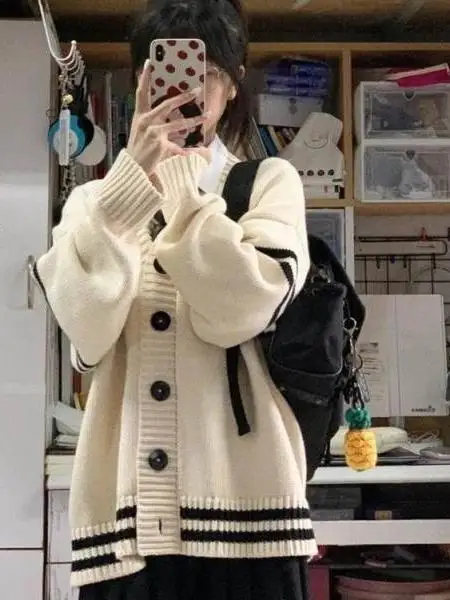 Весенне-осенний длинный вязаный свободный женский свитер свера в Корейском стиле с v-образным вырезом на пуговицах, повседневный топ Faion для колледжа
Весенне-осенний длинный вязаный свободный женский свитер свера в Корейском стиле с v-образным вырезом на пуговицах, повседневный топ Faion для колледжа