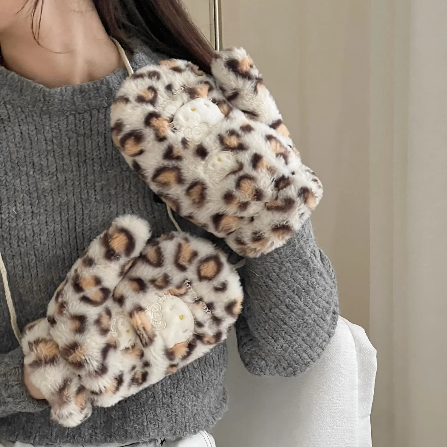 Зимние плюшевые перчатки с рисунком «Hello Kitty», шарф Sanrio, милая кукла с леопардовым принтом в стиле ретро, сохраняющая тепло, студенческие утепленные перчатки, праздничный подарок
Зимние плюшевые перчатки с рисунком «Hello Kitty», шарф Sanrio, милая кукла с леопардовым принтом в стиле ретро, сохраняющая тепло, студенческие утепленные перчатки, праздничный подарок